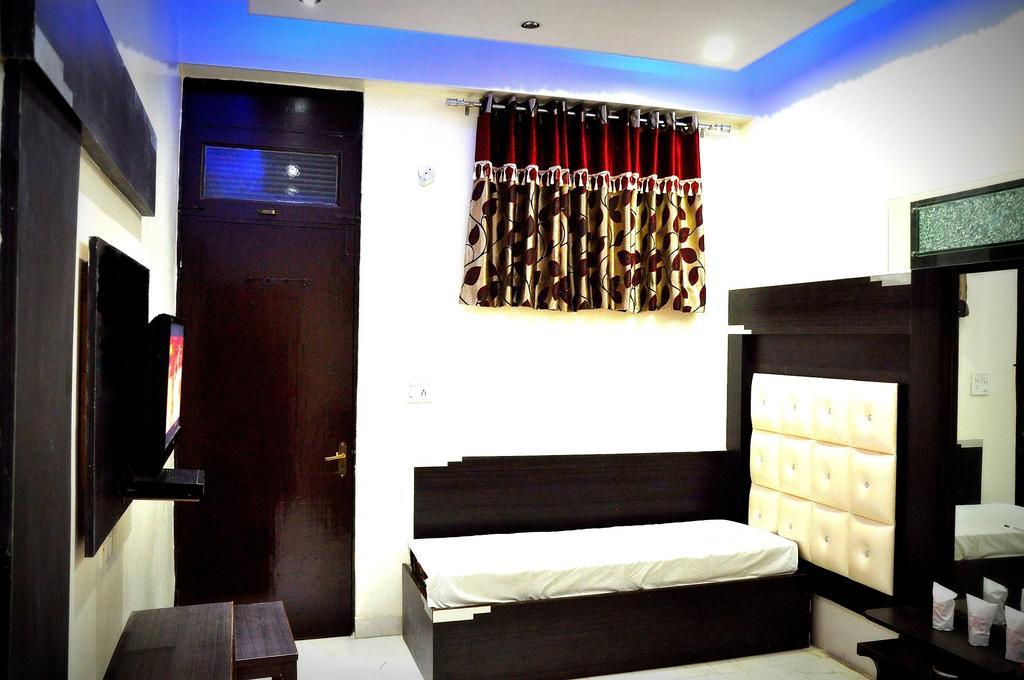Hotel Peace Point - 1 Min Walking Distance From Station Ню Делхи Стая снимка