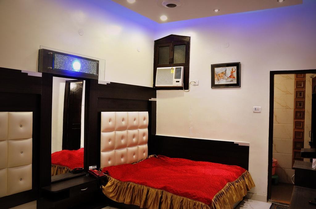 Hotel Peace Point - 1 Min Walking Distance From Station Ню Делхи Екстериор снимка
