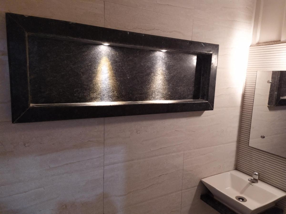 Hotel Peace Point - 1 Min Walking Distance From Station Ню Делхи Екстериор снимка