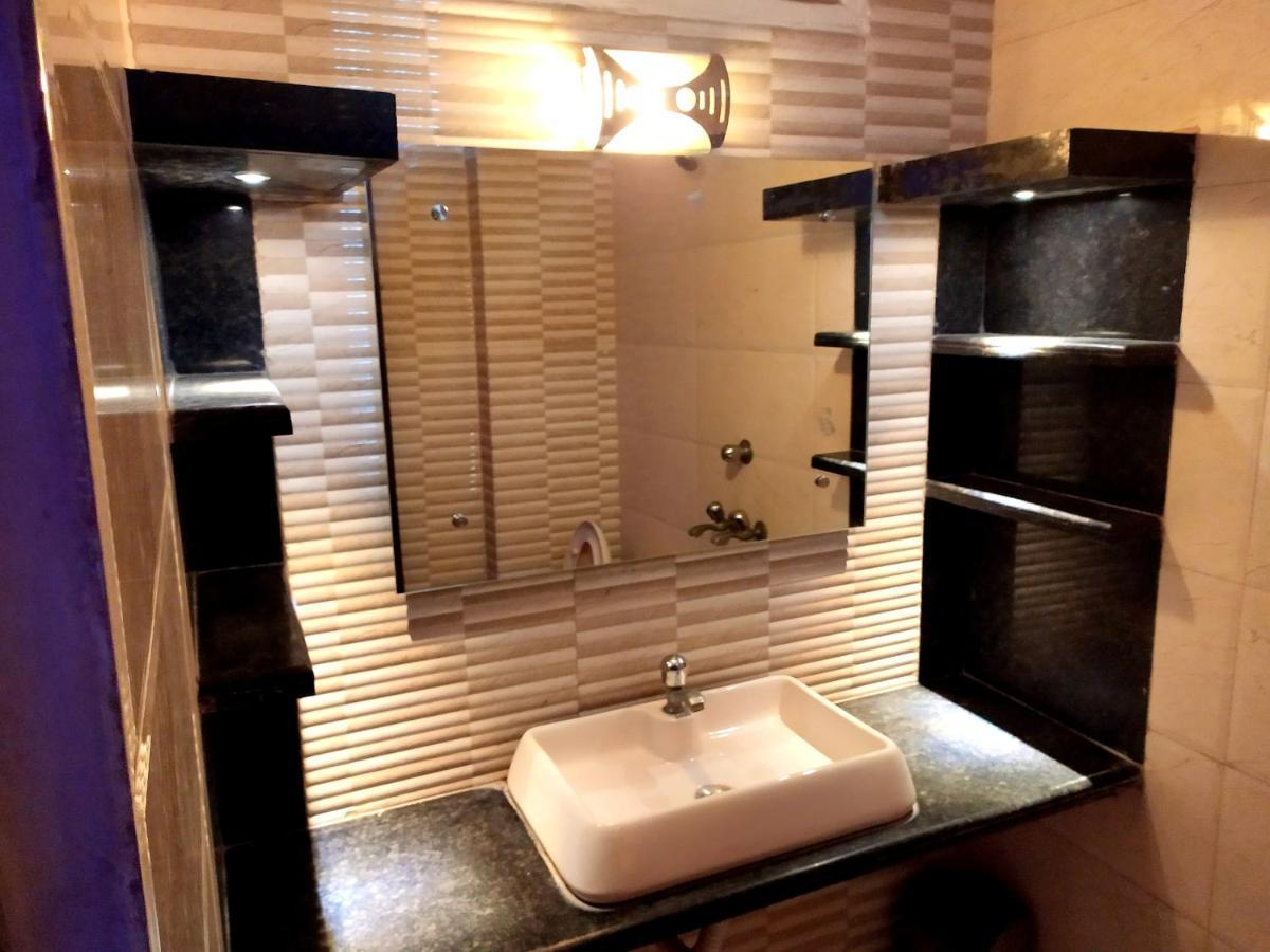 Hotel Peace Point - 1 Min Walking Distance From Station Ню Делхи Екстериор снимка