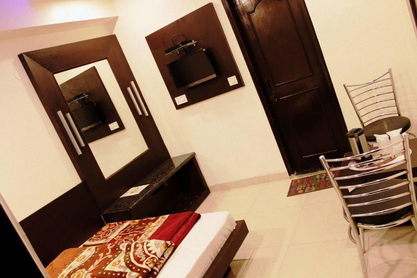 Hotel Peace Point - 1 Min Walking Distance From Station Ню Делхи Екстериор снимка