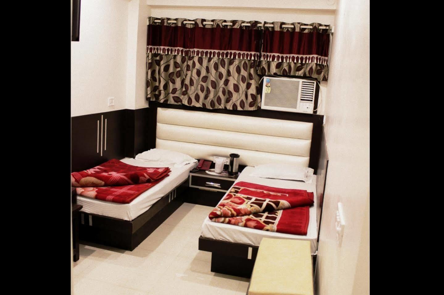 Hotel Peace Point - 1 Min Walking Distance From Station Ню Делхи Екстериор снимка