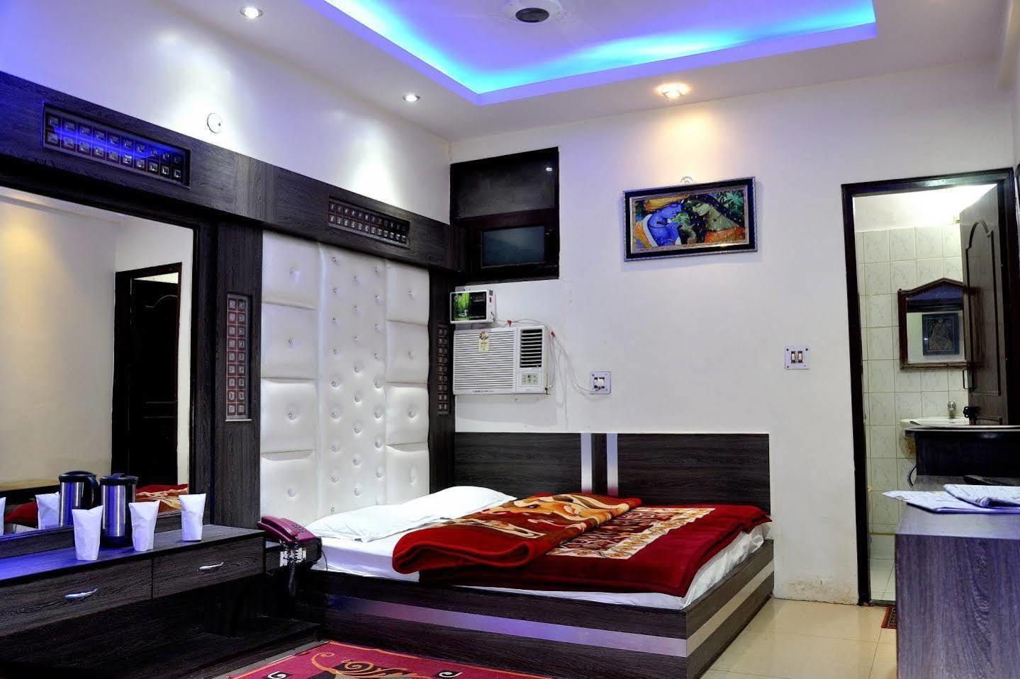 Hotel Peace Point - 1 Min Walking Distance From Station Ню Делхи Екстериор снимка